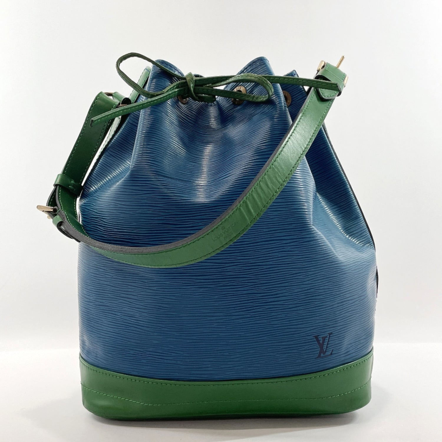 LOUIS VUITTON Epi Tricolor Noe Shoulder Bag Green Blue Red M44084 LV Auth  42667 Leather ref.930214 - Joli Closet