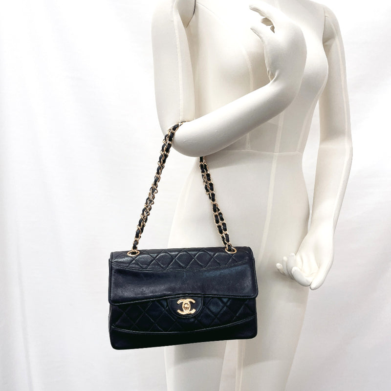 Pre-Owned CHANEL Chanel matelasse Diana 22 bag 94's lambskin black
