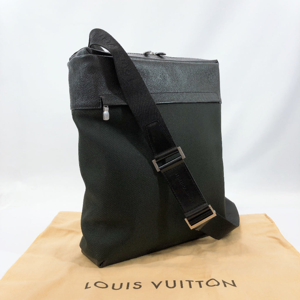 LOUIS VUITTON Shoulder Bag M30142 Victor Taiga black green mens Used – JP- BRANDS.com