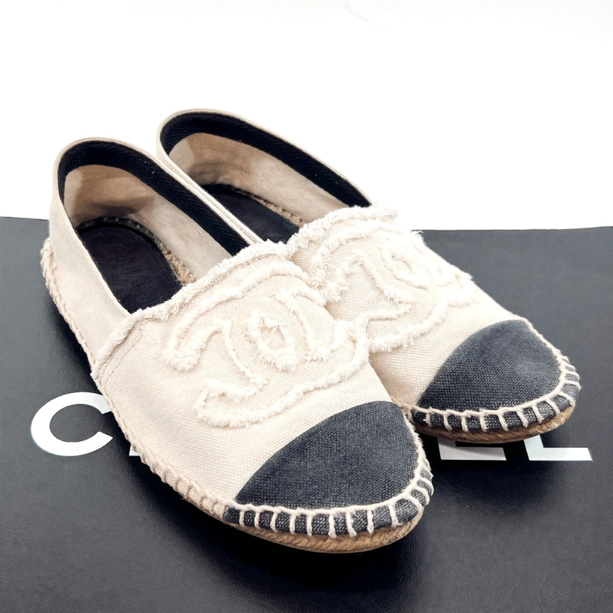 Chanel Shoe Size 42 Beige & Black Leather Raffia Round Toe Espadrille