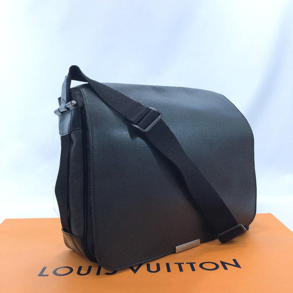 LOUIS VUITTON Business bag M31032 Robusto 3 Taiga Black Black mens Use –